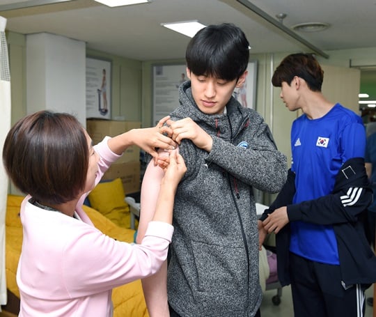 예방접종중인 태권도 이대훈. /사진=대한체육회 제공