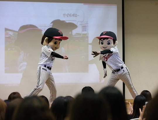 지난 16일 숙명여대에서 LG가 '여자가 사랑한 다이아몬드'를 실시했다. /사진=LG트윈스 제공