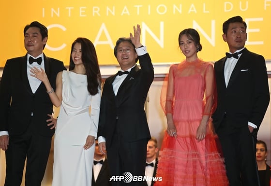 '아가씨'의 칸 레드카펫에 함께 한 배우 조진웅, 김태리, 박찬욱 감독, 김민희, 하정우 /AFPBBNews=뉴스1