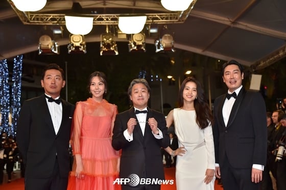 '아가씨'의 칸 레드카펫에 함께 한 배우 하정우, 김민희, 박찬욱 감독, 김태리, 조진웅 /AFPBBNews=뉴스1