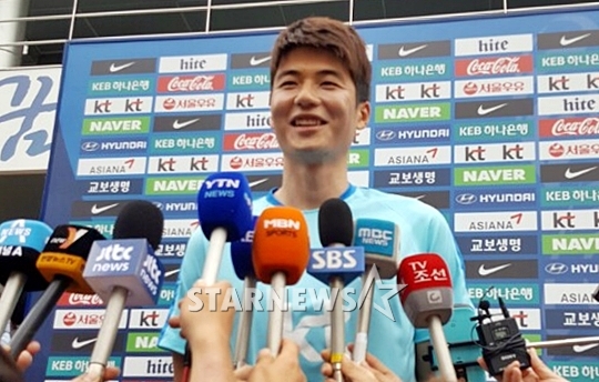 기성용이 23일 취재진 앞에 서서 인터뷰를 하고 있다. /사진=김우종 기자