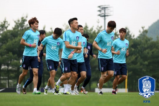 손흥민(트트넘)과 기성용(스완지 시티), 지동원(아우크스부르크), 윤석영(찰튼에슬레틱), 홍정호(아우크스부르크), 한국영(카타르 SC),임창우(알 와흐다) 등 7명이 자발적으로 조기에 경기도 파주 국가대표 축구트레이닝 센터(NFC)에서 훈련을 하고 있다. /사진=대한축구협회 제공