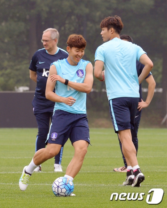 손흥민(좌)과 홍정호. /사진=뉴스1