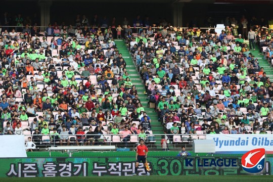 전주월드컵경기장에 모인 팬들. /사진=한국프로축구연맹 제공