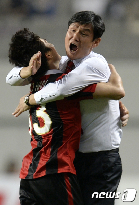 25일 서울월드컵경기장에서 열린 아시아축구연맹(AFC) 챔피언스리그 16강 2차전 FC서울과 일본 우라와 레즈의 경기 연장전에서 세번째 골을 넣은 고요한이 최용수 감독과 포옹하고 있다. /사진=뉴스1