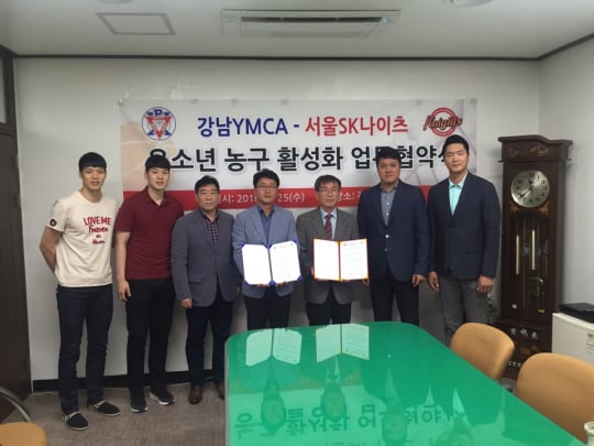 서울 SK가 강남 YMCA와 업무 협약을 맺었다. /사진=서울 SK 제공