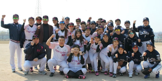 한스타 여자 연예인 야구단이 제6회 익산시장기 전국여자야구대회에 참가한다. /사진=한스타 여자 연예인 야구단 제공