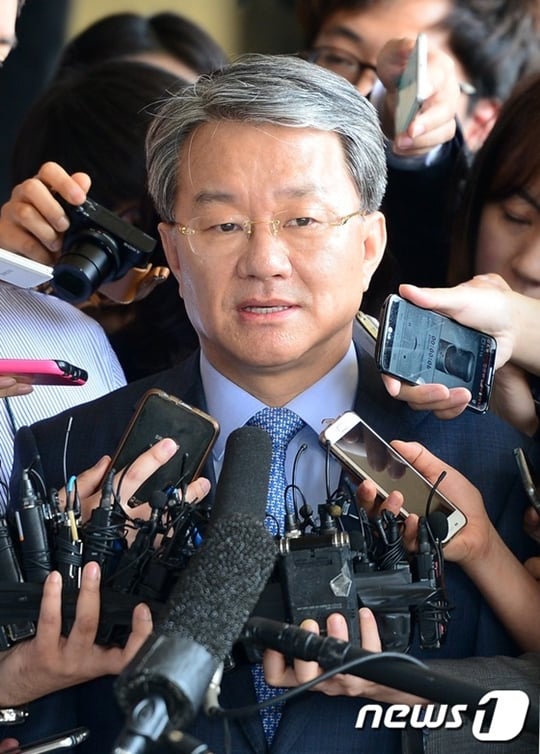 '정운호 게이트'에 연루된 홍만표 변호사가 27일 오전 서울 서초구 서울중앙지검에 미신고 수임료를 부동산 투자에 사용하면서 수십억 원의 탈세를 저지르고 변호사법을 위반한 혐의로 조사를 받기 위해 출석했다. /사진=뉴스1