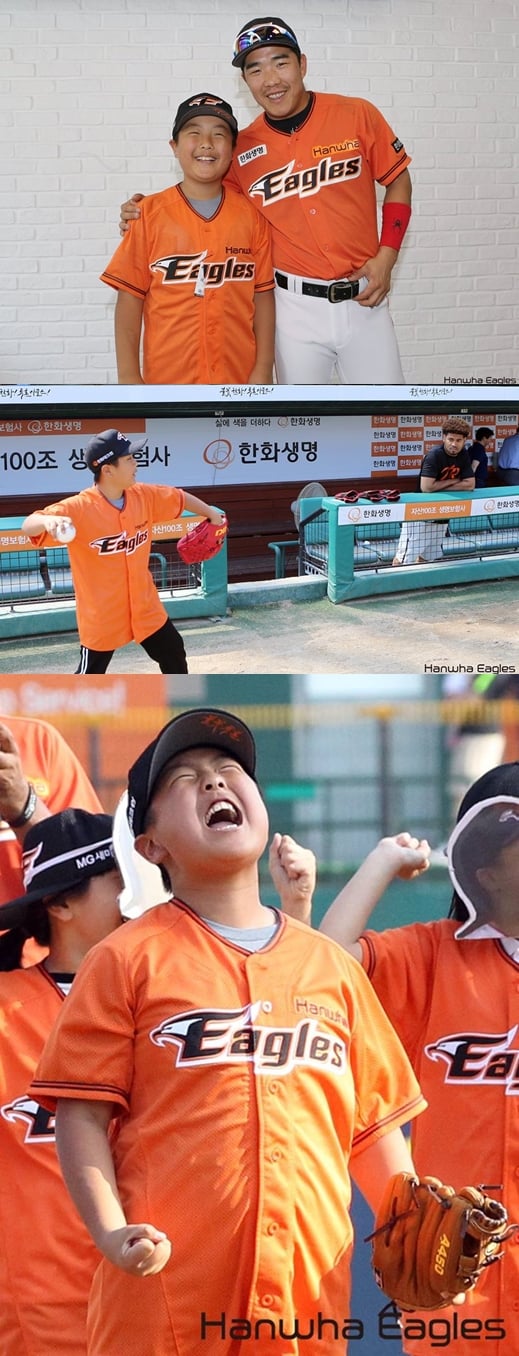 시구 연습을 하고 있는 이제원 어린이, 그리고 정근우. 시구를 마친 뒤 이제원 군이 정근우 홈런 당시 포효하던 그 모습을 재현하고 있다. /사진=한화 이글스 제공