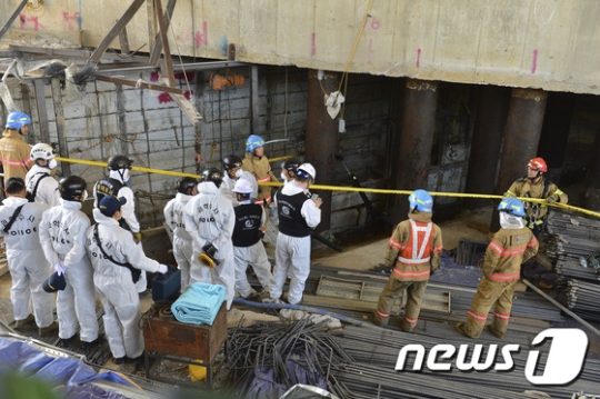 1일 오전 경기 남양주시 진접읍 금곡리 진접선 지하철 사고가 발생 현장에서 과학수사대원들이 사고 원인을 조사하고 있다./사진=뉴스1