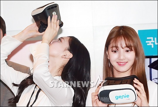 걸그룹 트와이스 나연이 9일 오전 서울 종로구 KT스퀘어에서 열린 KT뮤직 '지니 VR' 출시 기념 행사에 참석해 시연을 하고 있다. /사진=김창현 기자
