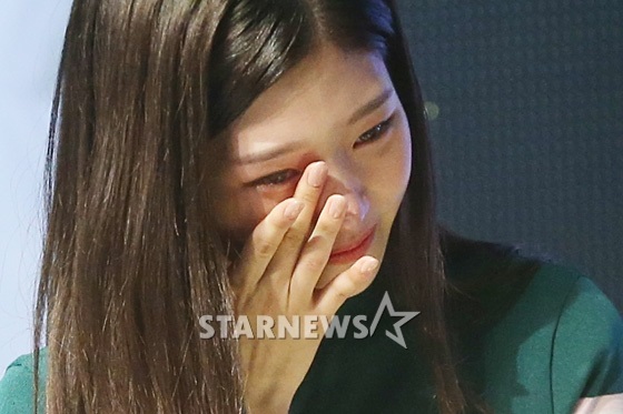 정채연이 14일 다이아 쇼케이스 도중 눈물을 흘리고 있다. /사진=이기범 기자