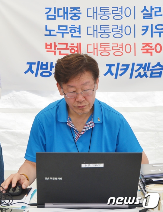 단식농성장에서 시정업무를 보고 있는 이재명 성남시장. /사진=뉴스1