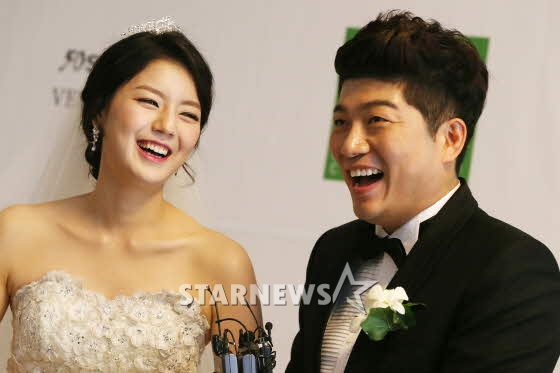 개그맨 김재욱(오른쪽)과 아내 /사진=이기범 기자