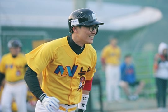 이휘재가 지난 5월 16일 천하무적과의 경기서 타격 후 1루로 전력질주하고 있다./사진=한스타 제공
