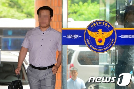 박유천의 법률대리인이 20일 오후 2시께 서울강남경찰서를 방문, 고소장을 제출하고 있다. /사진=뉴스1