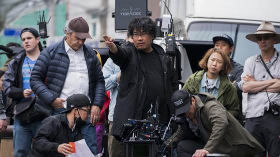 봉준호 감독과 다리우스 콘지 촬영감독(봉준호 감독 오른쪽)/사진제공=넷플릭스