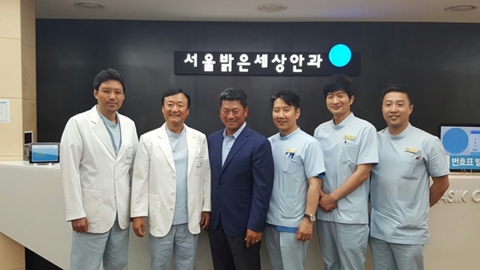 최경주재단이 서울·부산밝은세상안과와 함께 저소득층 대학생에게 라식 및 라섹 시술을 지원한다. /사진=최경주재단 제공