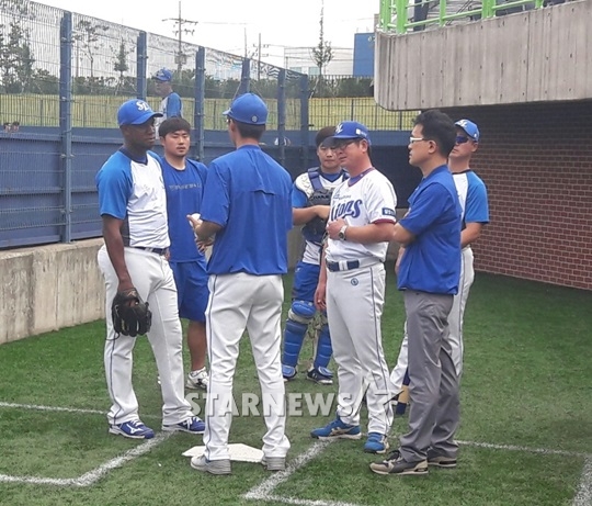 불펜 피칭을 마친 후 류중일 감독과 이야기를 나누고 있는 요한 플란데. /사진=김동영 기자