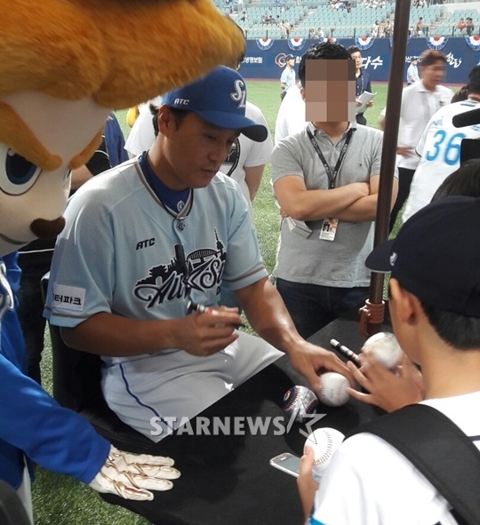 올스타전 팬사인회에 참가한 이승엽. /사진=김동영 기자