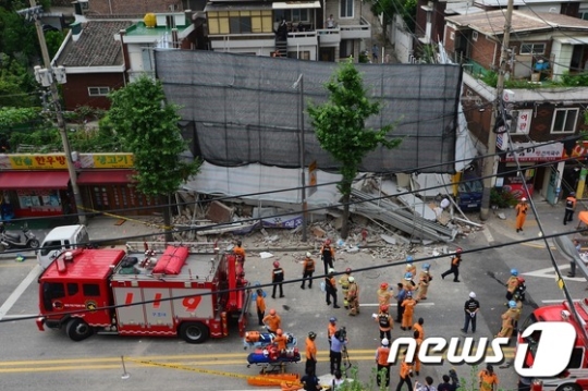 18일 오후 서울 서대문구 홍은동의 한 공사장에서 붕괴사고가 일어나 소방대원들이 구조작업을 벌이고 있다./사진=뉴스1