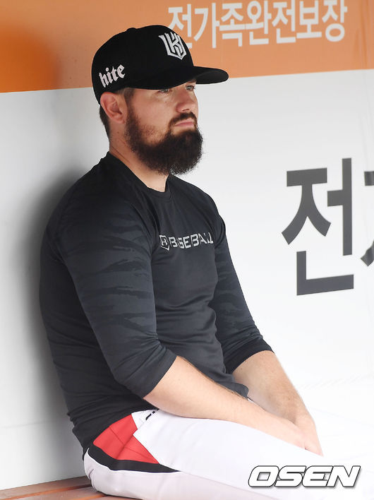 KT 로위가 19일 대전 한화전을 앞두고 그라운드를 응시하고 있다.