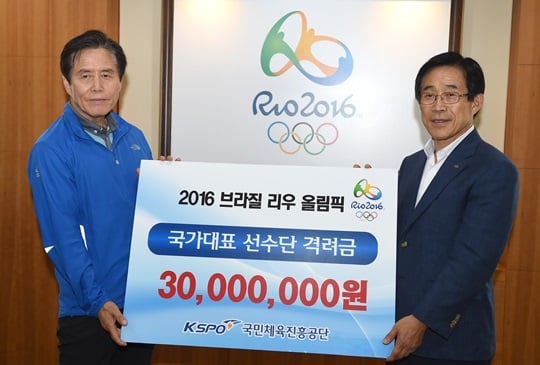 20일 이창섭 국민체육진흥공단 이사장이 태릉선수촌을 방문 격려금 3000만원을 전달했다. /사진=대한체육회 제공