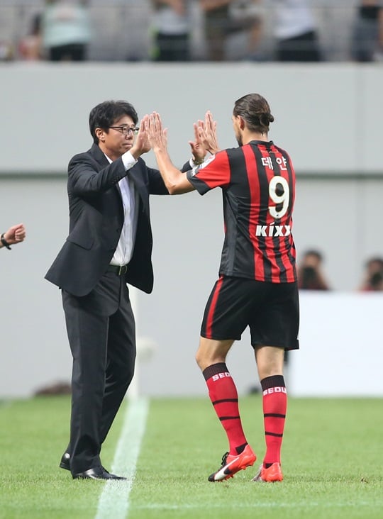 FC서울 황선홍 감독과 데얀. /사진=FC서울 제공