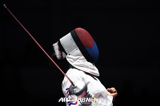 여자 에페 개인전 8강에서 탈락한 최인정. /AFPBBNews=뉴스1