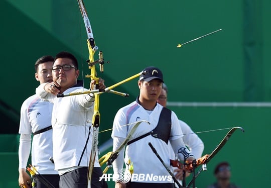 8년 만에 단체전 금메달을 따낸 남자 양궁 대표팀. /AFPBBNews=뉴스1