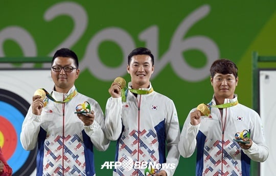 한국의 대회 첫 금메달리스트가 된 남자양궁 대표팀. 김우진-구본찬-이승윤. /AFPBBNews=뉴스1