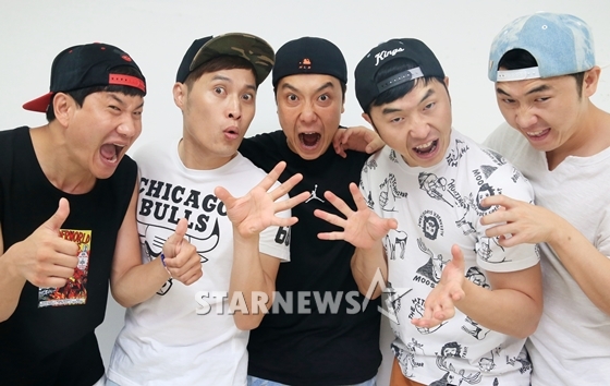 2016 영국 에든버러 프린지 페스티벌에 코미디 몬스터즈 팀으로 참여하는 임우일, 송준근, 이동윤, 이상호, 이상민(사진 맨 왼쪽부터 오른쪽으로)/사진=이기범 기자