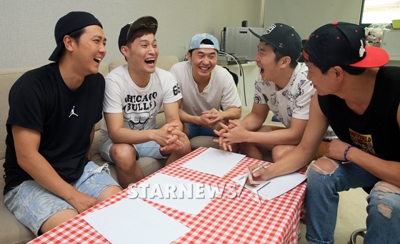 2016 영국 에든버러 프린지 페스티벌에 코미디 몬스터즈 팀으로 참여하는 이동윤, 송준근, 이상민, 이상호, 임우일(사진 맨 왼쪽부터 오른쪽으로)이 공연 아이템 회의에서 호흡을 맞추고 있는 모습/사진=이기범 기자