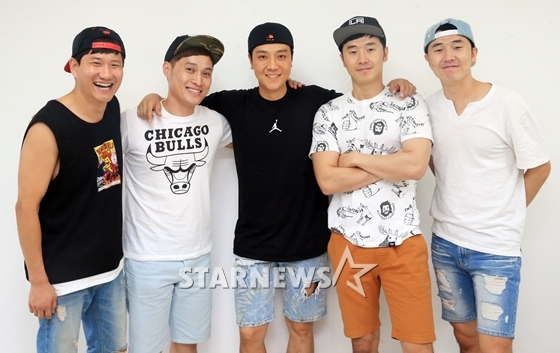 2016 영국 에든버러 프린지 페스티벌에 코미디 몬스터즈 팀으로 참여하는 개그맨 임우일, 송준근, 이동윤, 이상호, 이상민(사진 맨 왼쪽부터 오른쪽으로)/사진=이기범 기자