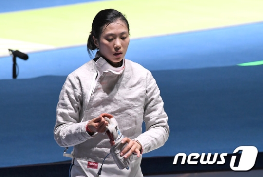 대회 3일차 여자 펜싱 사브르 개인전 16강에서 탈락한 김지연. /사진=뉴스1