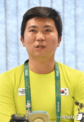 인터뷰를 갖고 있는 유승민 /사진=뉴스1