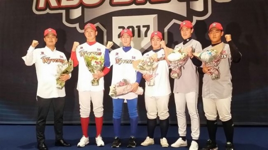 SK 김성민(맨 좌측).