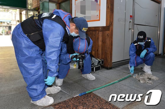 과학수사대가 주변 현장을 감식하고 있는 모습 /사진=뉴스1
