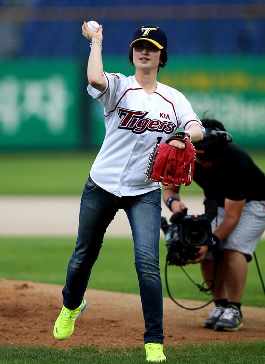 지난 2012년 기보배의 시구 장면. /사진=KIA 타이거즈 제공