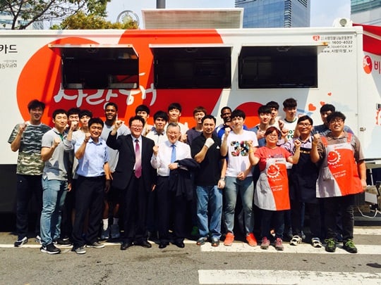 인천 전자랜드가 사랑 나눔 빨간 밥차 봉사활동을 실시했다. /사진=인천 전자랜드 제공