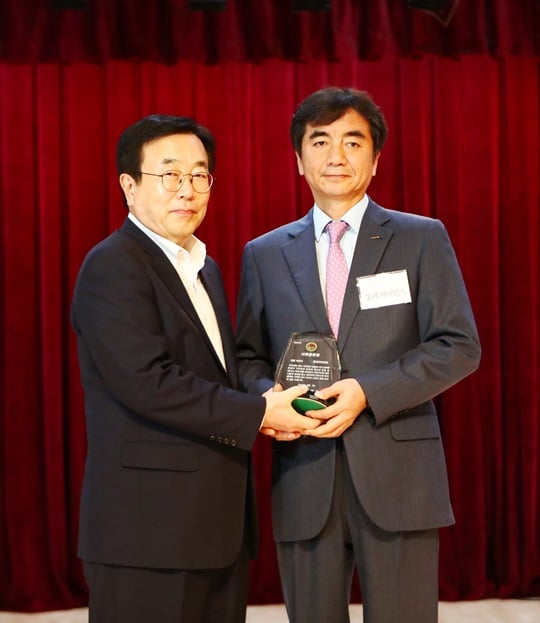 롯데 자이언츠가 부산광역시청으로부터 사회공헌상을 수상했다. /사진=롯데 자이언츠 제공