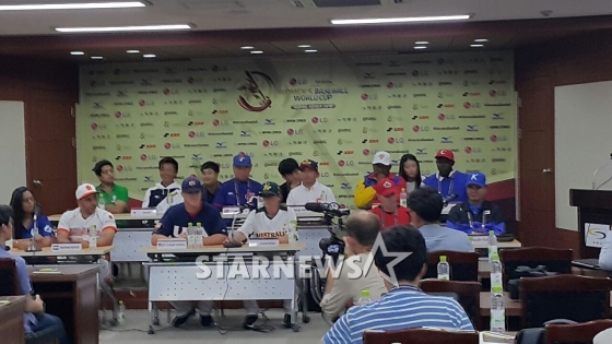 12개국 선수단이 모여 기자간담회를 갖고 있다