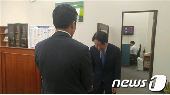 국회의장 경호경찰관에게 찾아가 사과하는 한선교 의원/사진=뉴스1