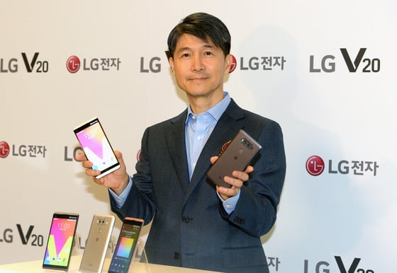 조준호 LG전자 사업본부장이 'LG V20'을 소개하고 있다 /사진=뉴스1