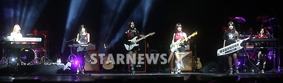걸그룹 다이아가 지난 13일 열린 새 앨범 '스펠' 쇼케이스에서 타이틀곡 '미스터 포터' 록 버전 연주를 하고 있다. /사진=홍봉진 기자