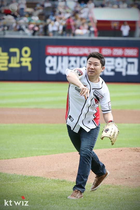 시구자로 나선 진종오./사진=kt 위즈 제공
