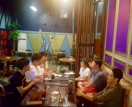 웹영화 작가로서 회의 중인 정형돈