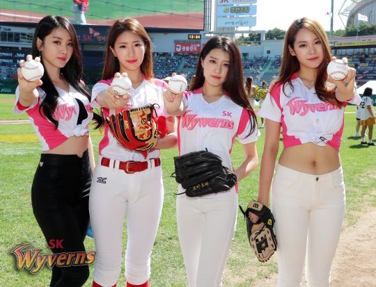 2017 와이번스걸 슬기(오른쪽 두 번째). /사진=SK 와이번스 제공