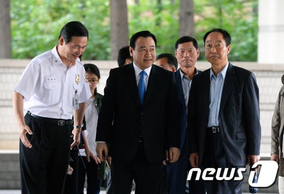 법원에 출석중인 이완구 전 총리 /사진=뉴스1