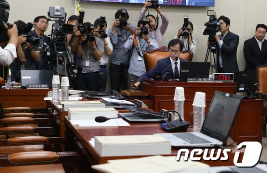 새누리당 소속 김영우 국회 국방위원장이 당의 국감 보이콧 나흘째인 29일 서울 여의도 국회 국방위원회 국정감사에 복귀해 회의를 개의하고 있다./사진=뉴스1
